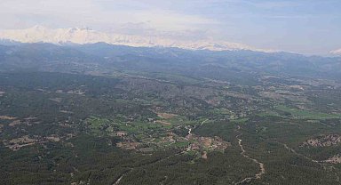 Adana'da bir yanda kar, bir yanda bahar