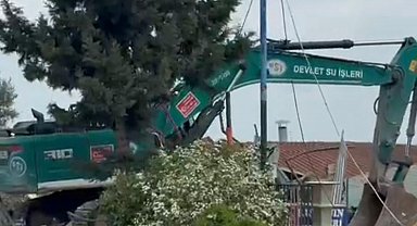 Adana'da göl kıyısındaki kaçak yapıların yıkımı sürüyor