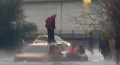 Adana'da göle dönen yolda mahsur kalan araçtaki 2 kişi kurtarıldı