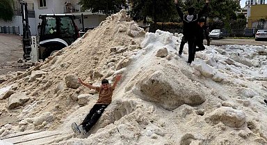 Adana'da nisan ayında çocukların kar topu keyfi