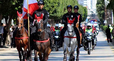 Adana'da polis korteji nefes kesti