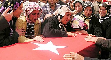 Adana'da şehit annesinin dramı: "Can verdim, evimde oturamıyorum"