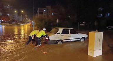 Adıyaman'da kuvvetli yağış sele neden oldu, araçlar mahsur kaldı