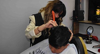 Afyonkarahisar'da erkek berberi kadın, üç yıldır müşterilerine hizmet veriyor