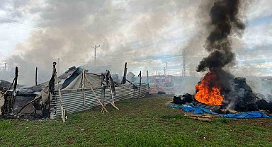 Ağıl ve saman balyaları alev alev yandı