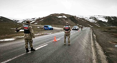 Ağrı'da huzur uygulamasında 21 aranan şahıs yakalandı