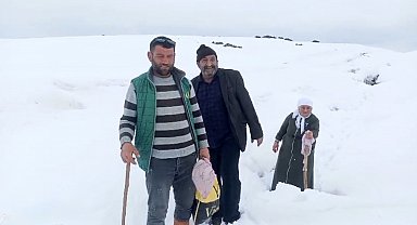 Ağrı'da Nisan karı köy yollarını kapattı