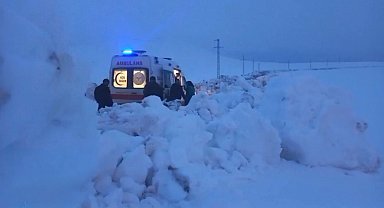 Ağrı'da nisan karı yolu kapattı: Hasta kurtarmaya giden ambulansa ekipler yetişti