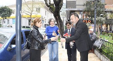 Ağrılılardan Manisa sokaklarında 404 karanfille kutlama