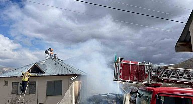 Ahırda çıkan yangın eve sıçramadan söndürüldü