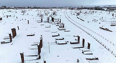 Ahlat'ın tarihi mekanlarında kar güzelliği