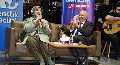 AK Parti Genel Merkez Kadın Kollar Başkanı Ercan, Ümraniye'de gençlerle buluştu