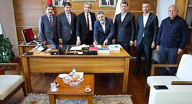 AK Parti'ye katılan Serik Belediye Başkanı Kumbul: "Hemşehrilerimize en iyi hizmeti sunmak amacıyla yeni bir yol yürümeye karar verdim"