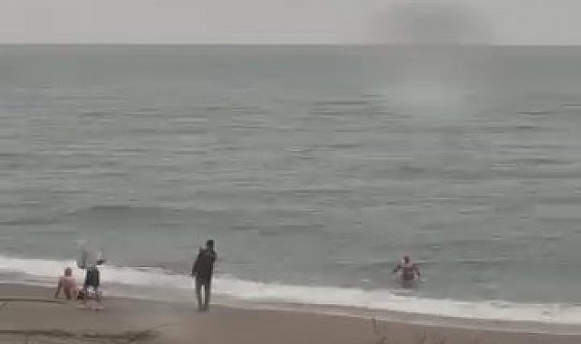 Akçakoca'da yağmura ve soğuk havaya rağmen denize girdiler