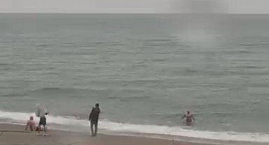 Akçakoca'da yağmura ve soğuk havaya rağmen denize girdiler