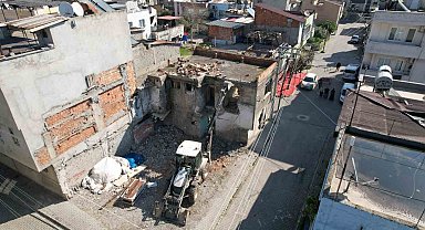 Akdeniz Belediyesi metruk binaları kontrollü şekilde yıkıyor