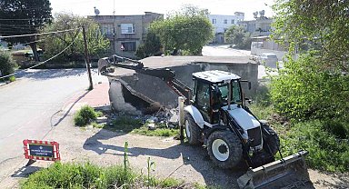 Akdeniz'de tehlike saçan metruk yapılar yıkılıyor