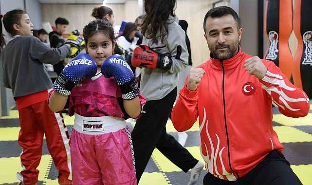 Akran zorbalığından korumak istediği kızını şampiyon yaptı