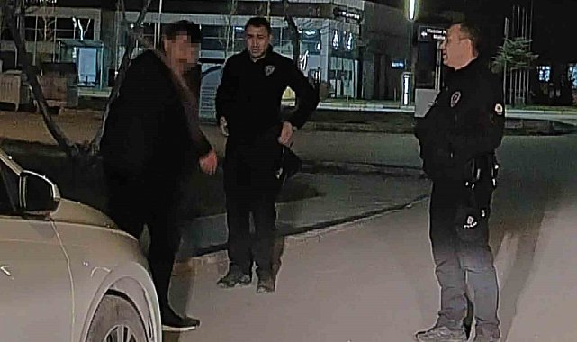 Aksaray polisinin elinde keser olan adamla imtihanı kamerada
