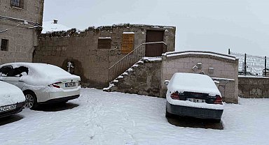 Aksaray'ın Güzelyurt ilçesi, çiçek açmış meyve ağaçları ve yağan karla ilçe beyaza büründü