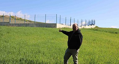 Akü fabrikasından deşarj edildiği iddia edilen atık su, çiftçinin tarlalarını kullanılmaz hale getirdi