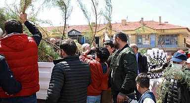 Alaca Belediyesi vatandaşlara 2 bin fidan dağıttı