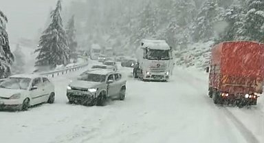 Alacabel'de nisan ayında kar sürprizi, sürücüler zor anlar yaşadı