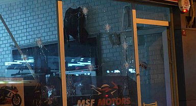 Alacak-verecek kavgası kanlı bitti: İş yerini uzun namlulu silahla taradılar, 4 kişi yaralandı