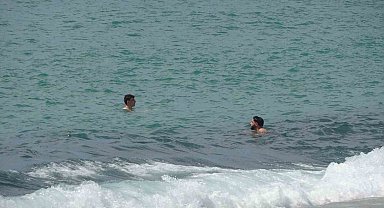 Alanya'da erken yaz görüntüleri: 21 dereceyi gören denize koştu