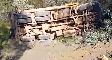 Alanya'da kamyon şarampole devrildi sürücü hayatını kaybetti