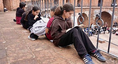 Alanya'da Kızılkule'nin 800. yılında 800 öğrenci aynı anda kitap okudu