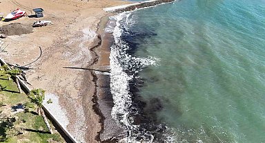 Alanya'da sahildeki siyah tabaka önce tedirgin etti, gerçek sonradan ortaya çıktı