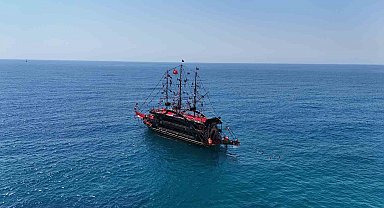 Alanya'da yaz erken geldi, yerli ve yabancı turistler sahile koştu