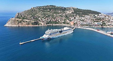 Alanya'ya lüks kruvaziyer ile 2 bin turist geldi