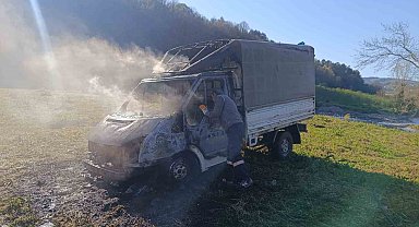 Alaplı'da seyir halindeki kamyonet yandı