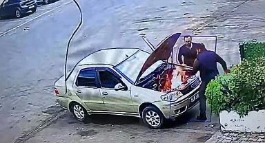Alev alan otomobili üfleyerek söndürmeye çalıştı: O anlar kamerada