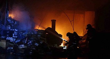 Alevlerin sardığı işyerindeki araçları kurtarmak için seferber oldular