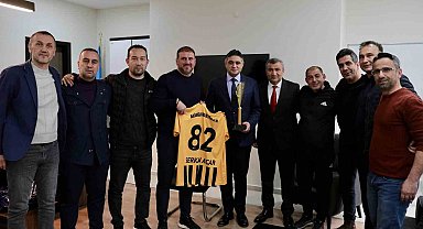 Aliağa Masterler, şampiyonluk kupasını Başkan Acar'a götürdü