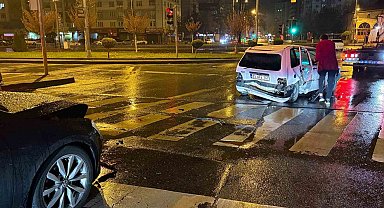 Alkollü sürücü kırmızı ışıkta bekleyen otomobile çarptı: 1 yaralı