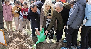 Altıntaş'ta ağaç dikme etkinliğinde fidanlar toprakla buluştu