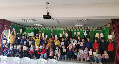 Altıntaş'ta "Okuyan Nesil" projesinde anlamlı etkinlik: Öğrenciler kitap hediyeleşti