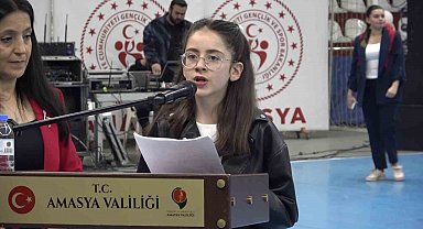 Amasya'da 23 Nisan törenini çocuk sunucu sundu, usta sunucuları aratmadı