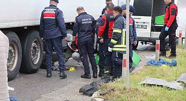 Amasya'da cenaze dönüşü feci kaza kamerada: Otomobilden fırlayan bebek hayatını kaybetti