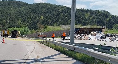 Amasya'da devrilen tırın sürücüsü hayatını kaybetti