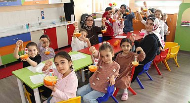 Ana sınıfında portakallar kuşlar için yemlik ve yuvaya dönüştü
