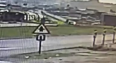 Ani manevra yapan motosikletliye otomobil çarptı