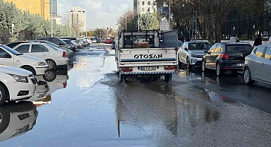Ankara'da sağanak etkili oldu, caddeler ve sokaklar göle döndü