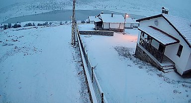 Ankara'da yüksek kesimler ve çevre ilçeler beyaza büründü