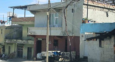 Annesine sopayla saldıran şahıs, araya giren eşini defalarca bıçaklayarak öldürdü