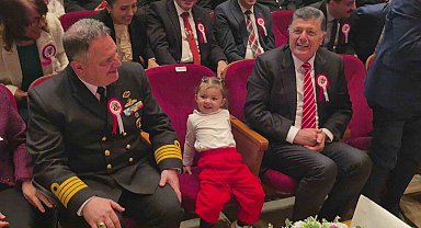 Annesinin elinden kurtulan minik, Vali Arslan'ın koltuğuna oturdu